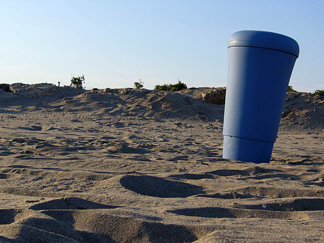 baldiri : beach bin : BALDIRI06082801.jpg